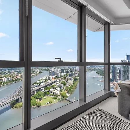 Stunning Sky With Endless Views, Pool & Parking Apartment *
