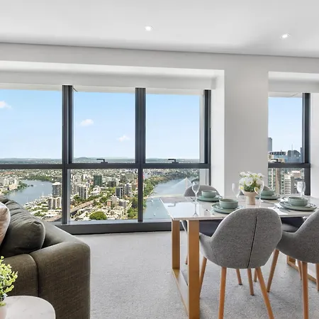 Stunning Sky With Endless Views, Pool & Parking Apartment *