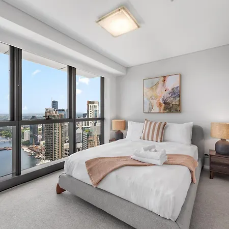 Stunning Sky With Endless Views, Pool & Parking Apartment Brisbane