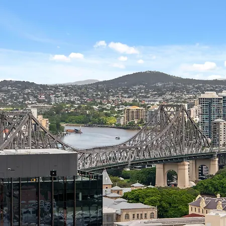 Views 2br With Infinity Pool & Huge Gym! Apartment *