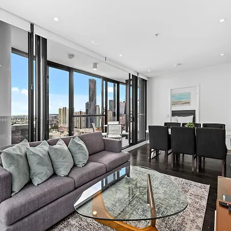Views 2br With Infinity Pool & Huge Gym!