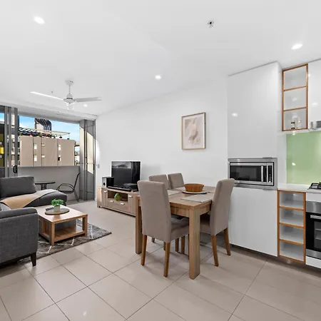 Apartment Bright & Spacious With Pool, Parking =& Wi-fi *