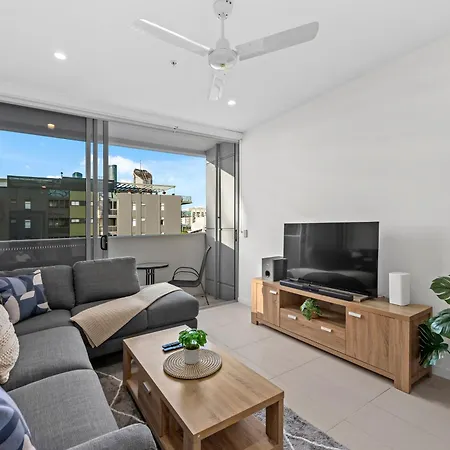 Bright & Spacious With Pool, Parking =& Wi-fi Apartment *