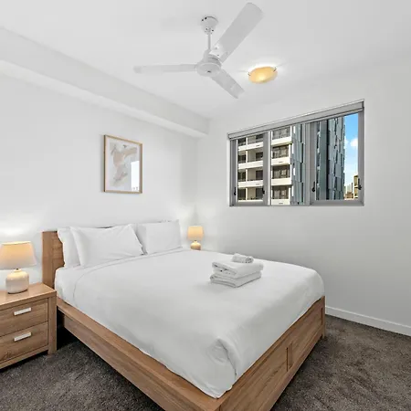 Bright & Spacious With Pool, Parking =& Wi-fi Apartment Brisbane