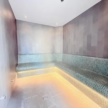 Chic 1 Bed And Sofa Bed With Views And Pool At Qwr *