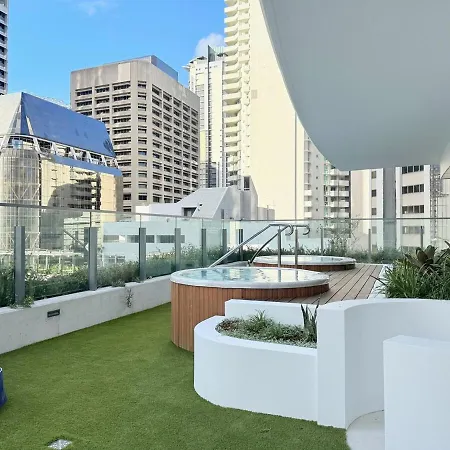 Chic 1 Bed And Sofa Bed With Views And Pool At Qwr Apartment