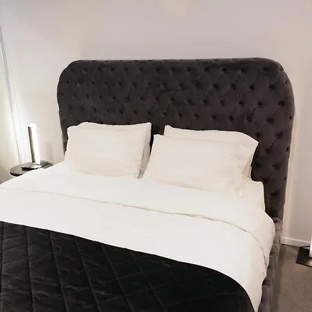 Apartment New With River View & Parking *