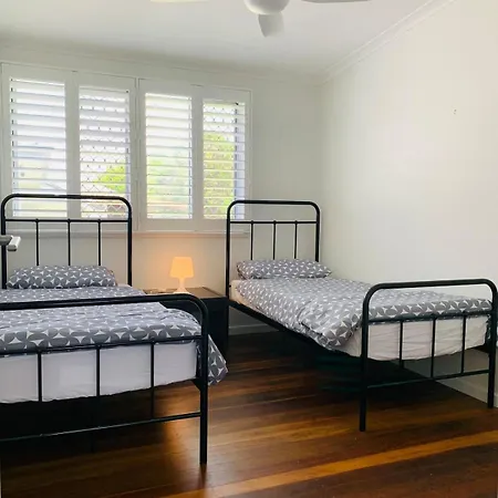 Peaceful Cottage-style - Walk To Boondall Station - 12 Mins To Airport! Holiday home *
