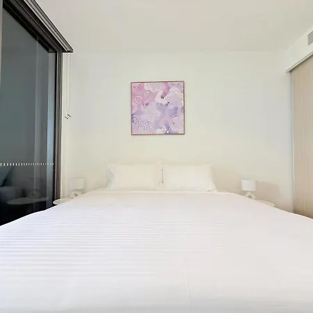 1 Bed And Sofa Bed Riverfront Retreat With Pool At Qwr Apartment *