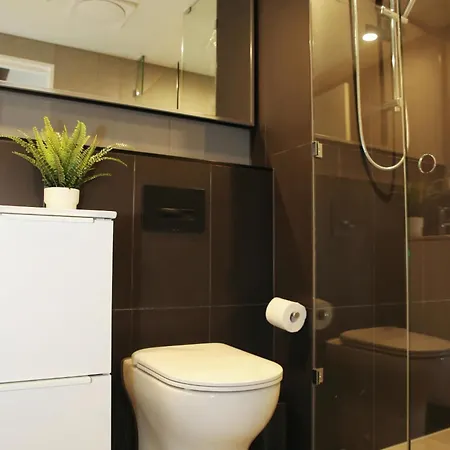 Modern 2br At A Prime Location With Balcony Brisbane
