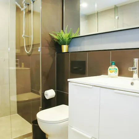 Modern 2br At A Prime Location With Balcony * Brisbane