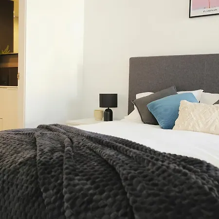 Modern 2br At A Prime Location With Balcony Apartment Brisbane
