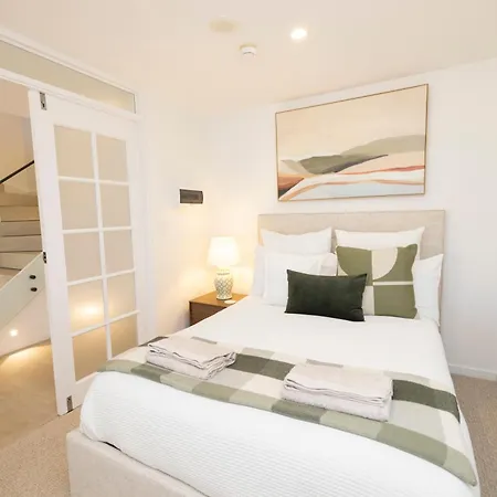 Luxury 3br- Skyhome Penthouse- Free Parking Brisbane