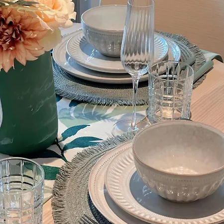 Boho Retreat - Walk To Gabba Stadium - Free Parking Apartment *
