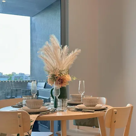 Boho Retreat - Walk To Gabba Stadium - Free Parking Apartment