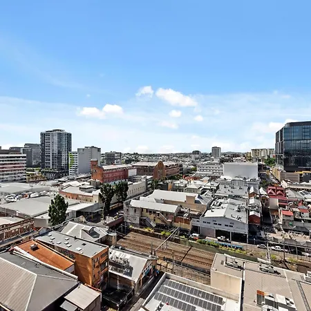 Stylish 2br With Huge Gym, Infinity Pool And Parking Apartment Brisbane