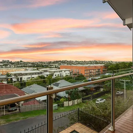 A/c Throughout In Brisbane's Trendiest Suburb Holiday home *