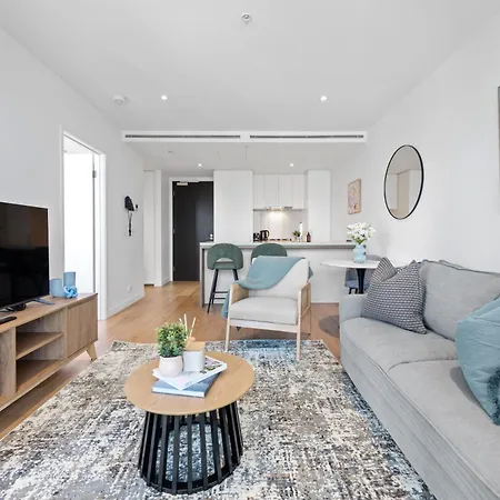 Apartment Stylish Valley With Pool, Huge Gym And Study Desk!