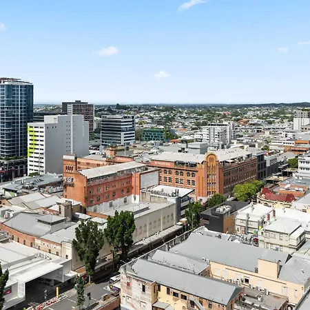 Stylish Valley With Pool, Huge Gym And Study Desk! * Brisbane