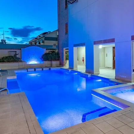 Bright With Car Park - 200m From Main Hub *
