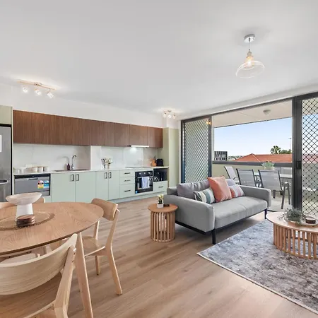 Bright With Car Park - 200m From Main Hub Apartment *