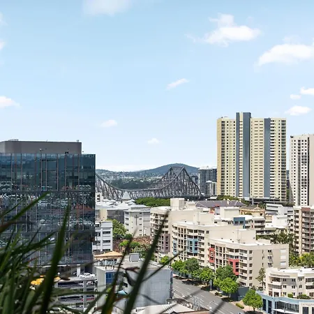 Valley Pad With Infinity Pool, Gym And Office! * Brisbane