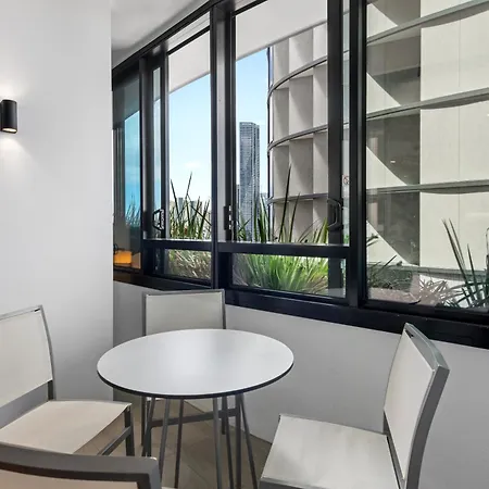 Apartment Valley Pad With Infinity Pool, Gym And Office! Brisbane