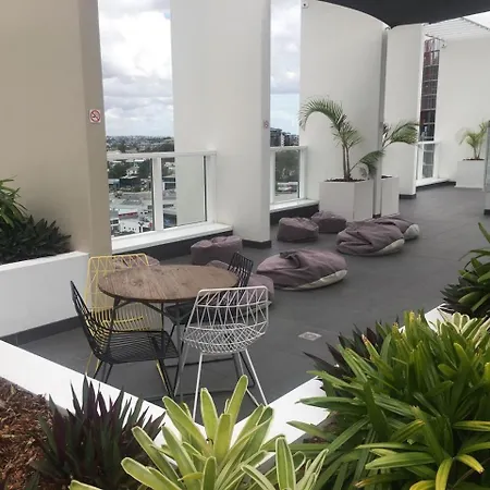Modern 1br With Parking And Study Desk!