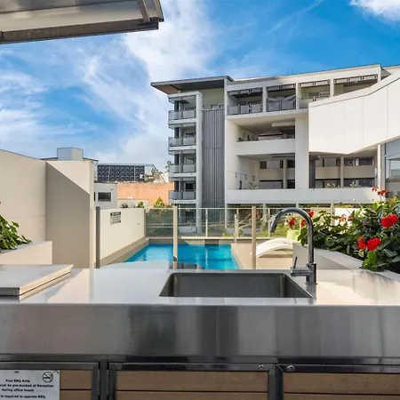 Apartment Modern And Stylish With Large Balcony And Parking! Brisbane