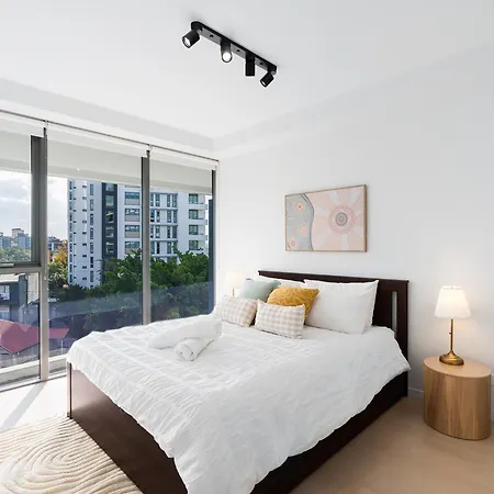 Modern And Stylish With Large Balcony And Parking! Apartment *