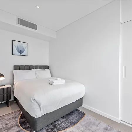 Cbd 2br With Breathtaking Views, Pool & Gym Apartment