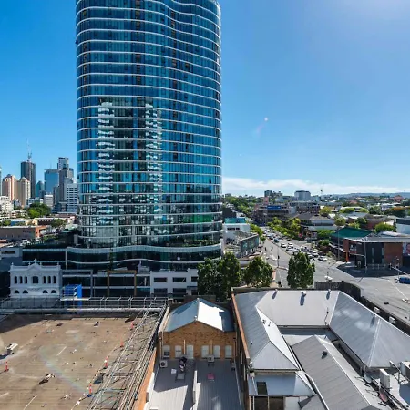2br Luxury Retreat With Rooftop Pool Access
