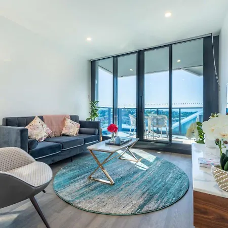Apartment 2br Luxury Retreat With Rooftop Pool Access Brisbane