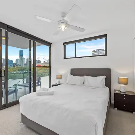Million Dollar Views And Location! Walk To Cbd! *