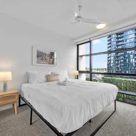 Spacious 2br On Fish Lane With Pool And Parking! *