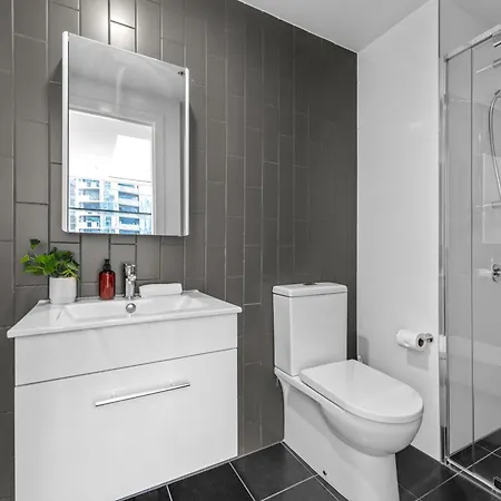 Spacious 2br On Fish Lane With Pool And Parking! Apartment Brisbane