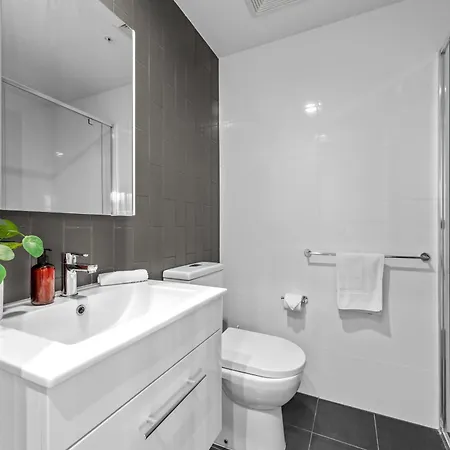 Spacious 2br On Fish Lane With Pool And Parking! *