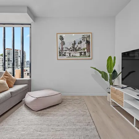 Apartment Spacious 2br On Fish Lane With Pool And Parking! *