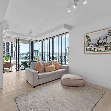 Spacious 2br On Fish Lane With Pool And Parking! Apartment