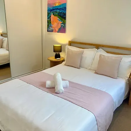 Modern Comfort Near Westfield *