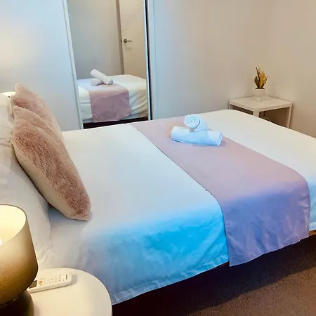 Modern Comfort Near Westfield Apartment *
