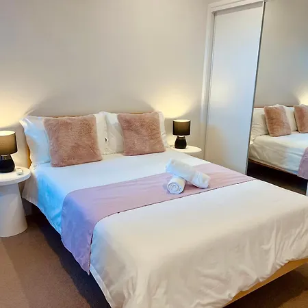 Apartment Modern Comfort Near Westfield *