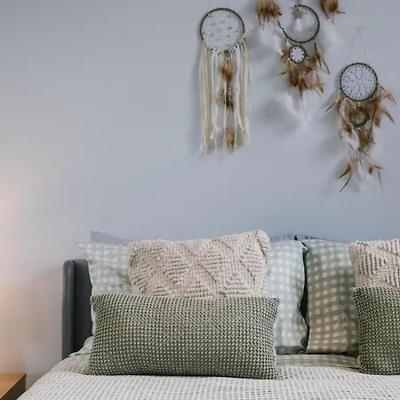 Boho Retreat - Walk To Gabba Stadium - Free Parking Apartment