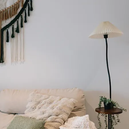Boho Retreat - Walk To Gabba Stadium - Free Parking Apartment
