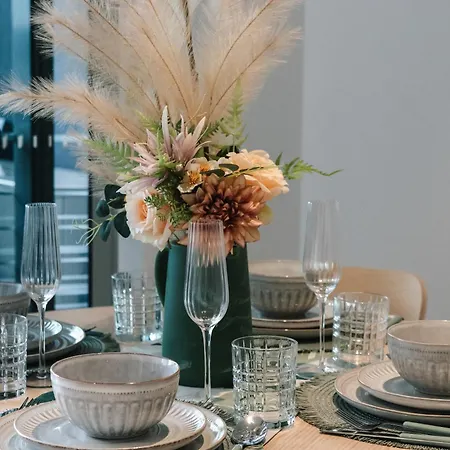 Boho Retreat - Walk To Gabba Stadium - Free Parking Apartment
