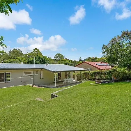 Family In Leafy Indooroopilly Brisbane