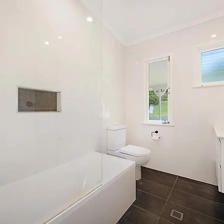 Family In Leafy Indooroopilly Holiday home
