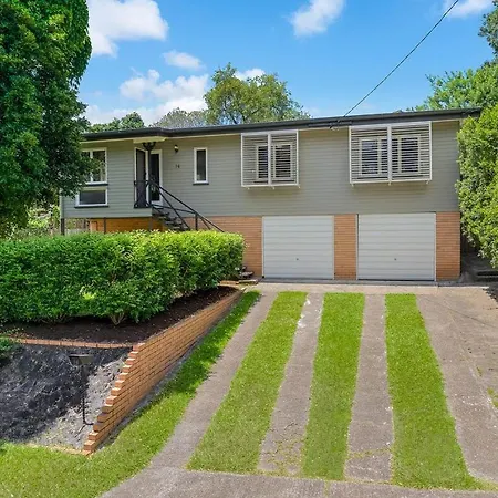 Family In Leafy Indooroopilly *