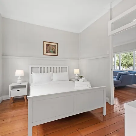Charming Short Distance To Cbd With Parking *