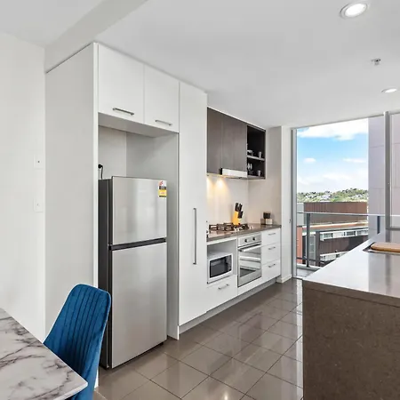 Apartment Spacious Portside With Car Park, Bath And Balcony Brisbane